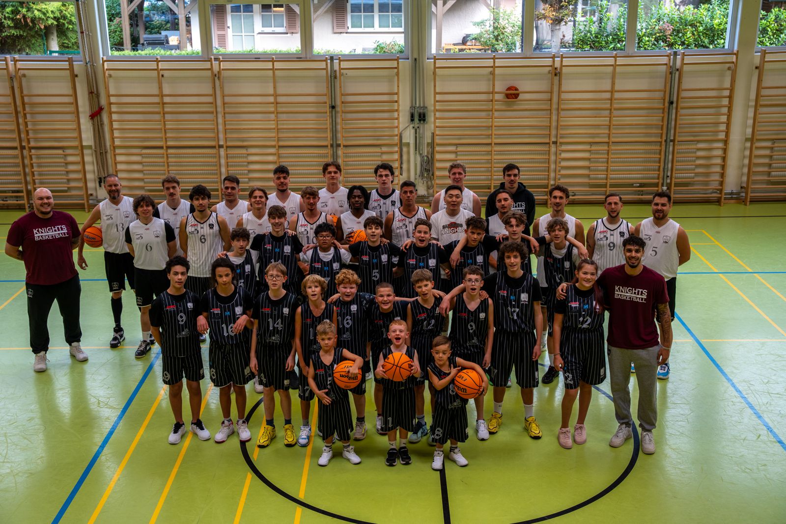 Gruppenfoto der Salzburg Knights mit allen Teams in der Halle.